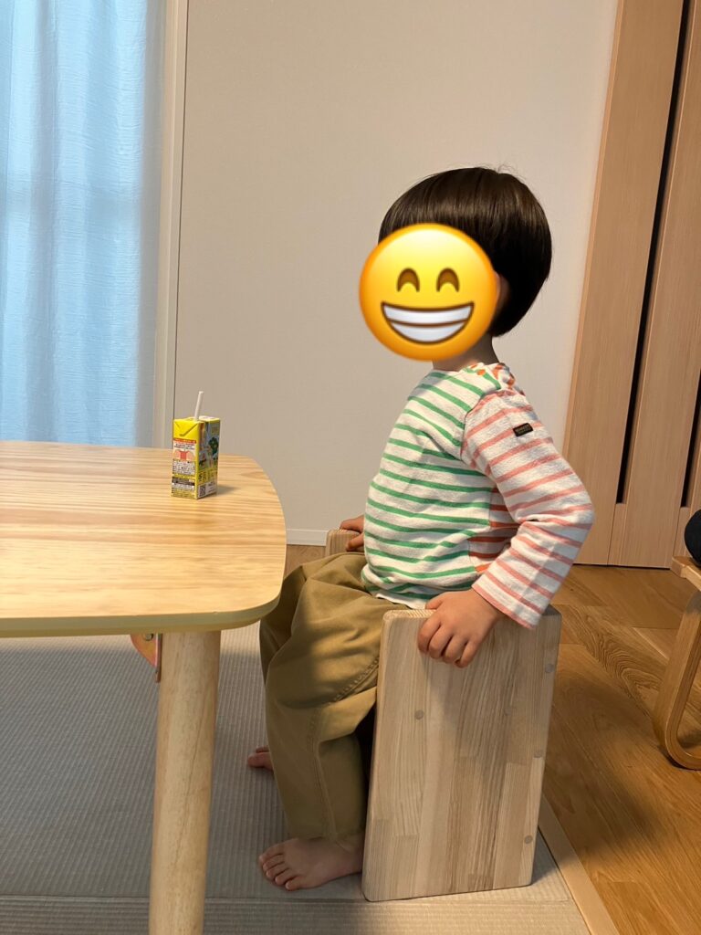 ハコイスに座っている3歳児