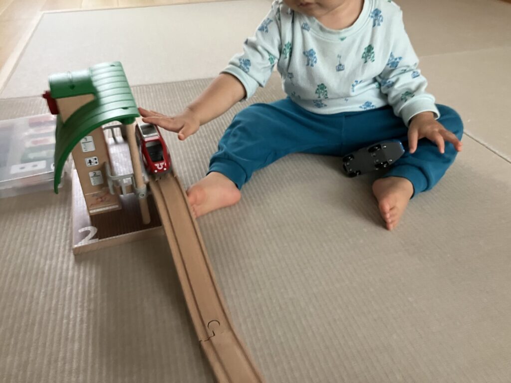 1歳の次男も坂道と電車で遊ぶ